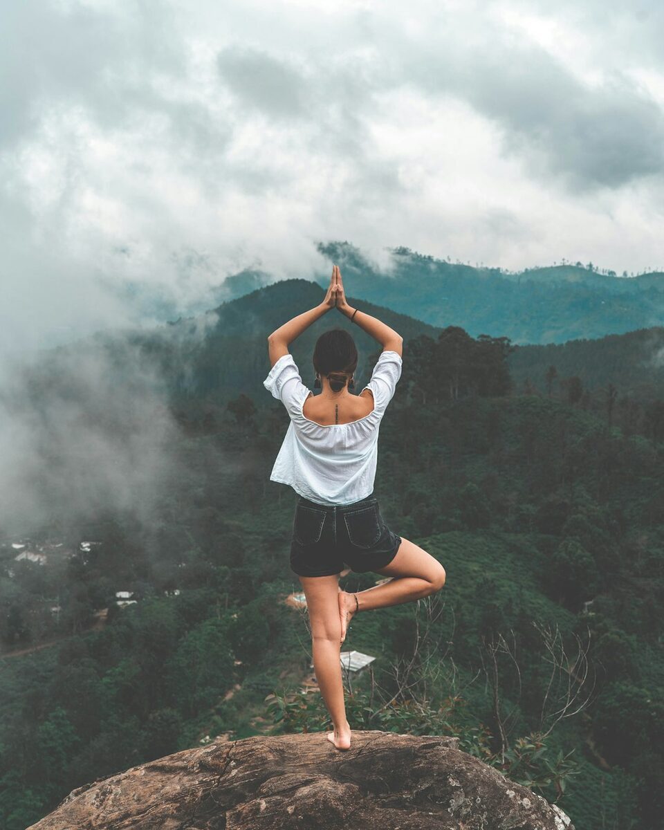Yoga im hellen Studio